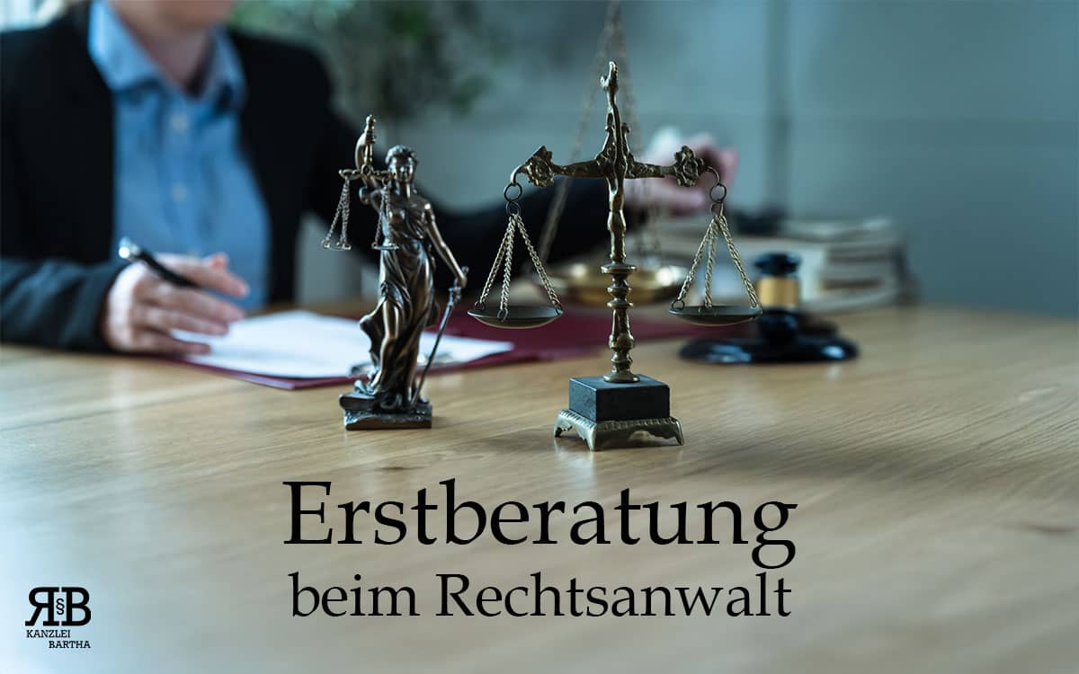 Der Anwalt prüft die Unterlagen des Mandanten im Rahmen einer Erstberatung